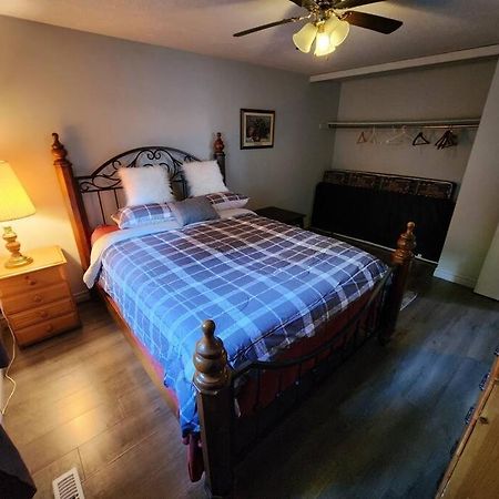Entire 3 Bedroom House In Elliot Lake ภายนอก รูปภาพ