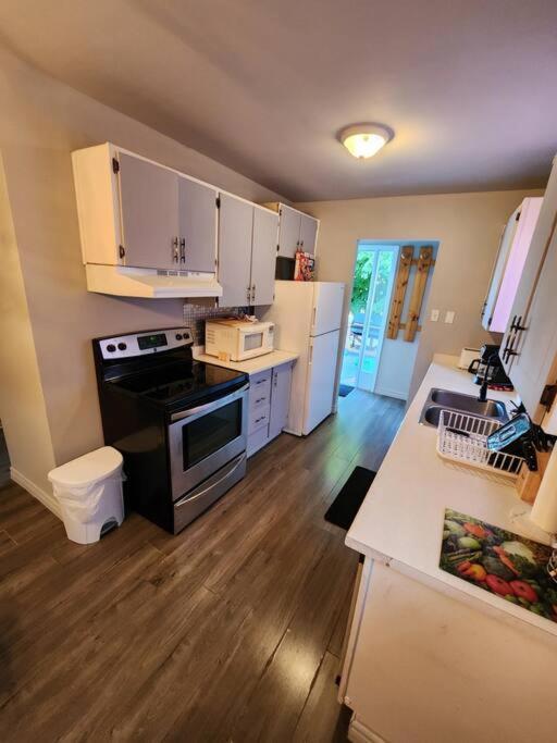 Entire 3 Bedroom House In Elliot Lake ภายนอก รูปภาพ