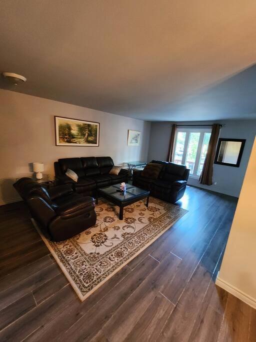 Entire 3 Bedroom House In Elliot Lake ภายนอก รูปภาพ
