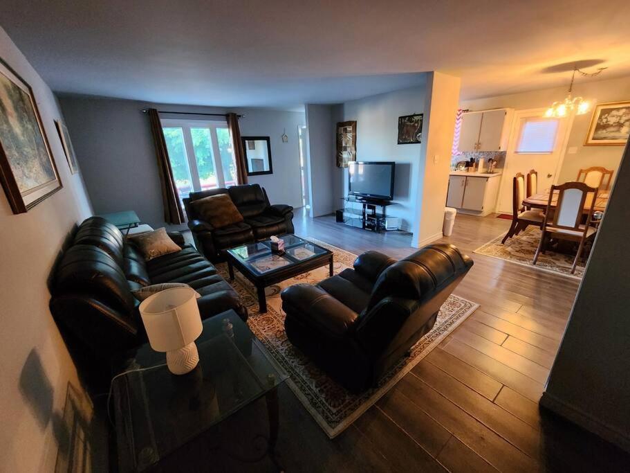 Entire 3 Bedroom House In Elliot Lake ภายนอก รูปภาพ