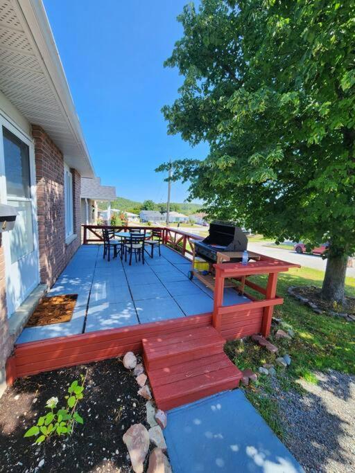 Entire 3 Bedroom House In Elliot Lake ภายนอก รูปภาพ